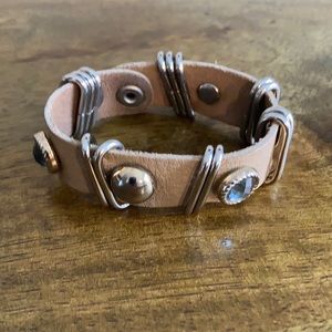 Che Bella light tan leather bracket